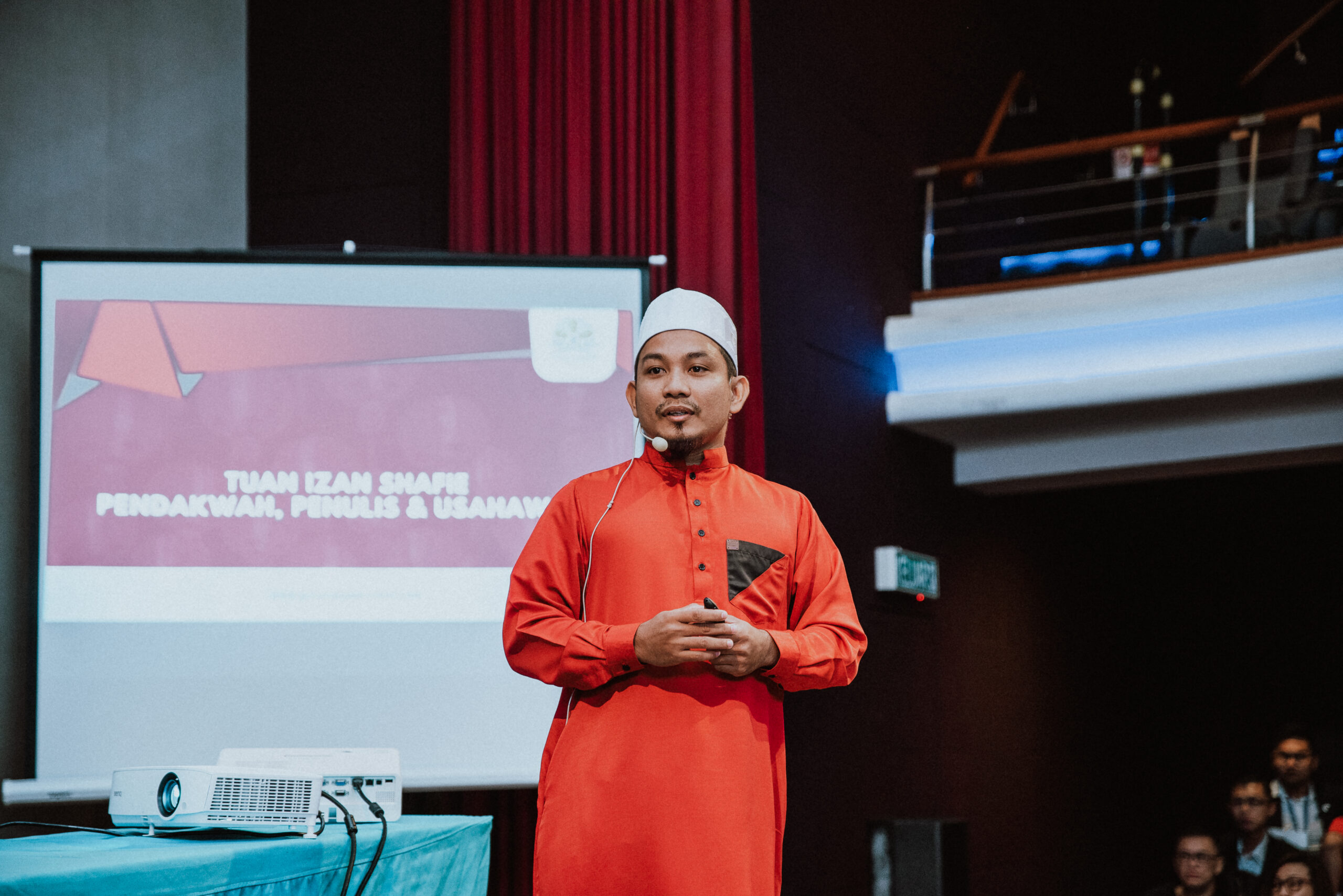 Tuan Izan Shafie Sedang Presentation